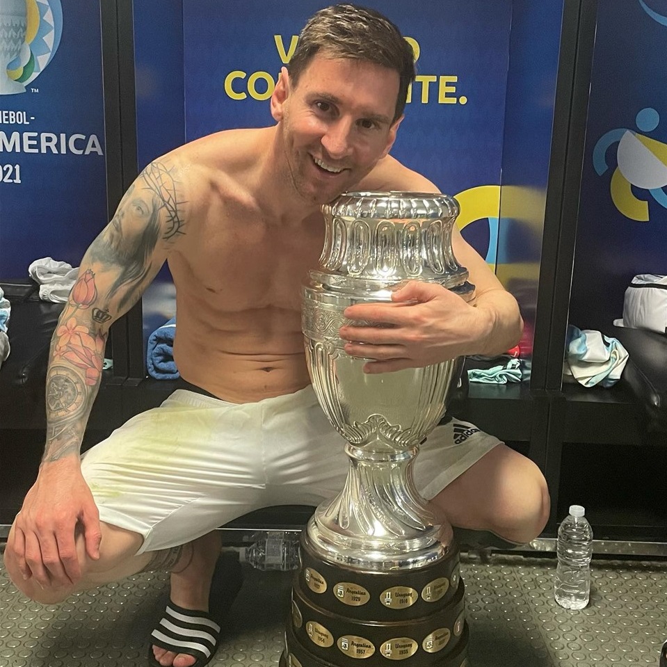 Bức ảnh Messi ôm cúp Copa America thu hút trên Instagram