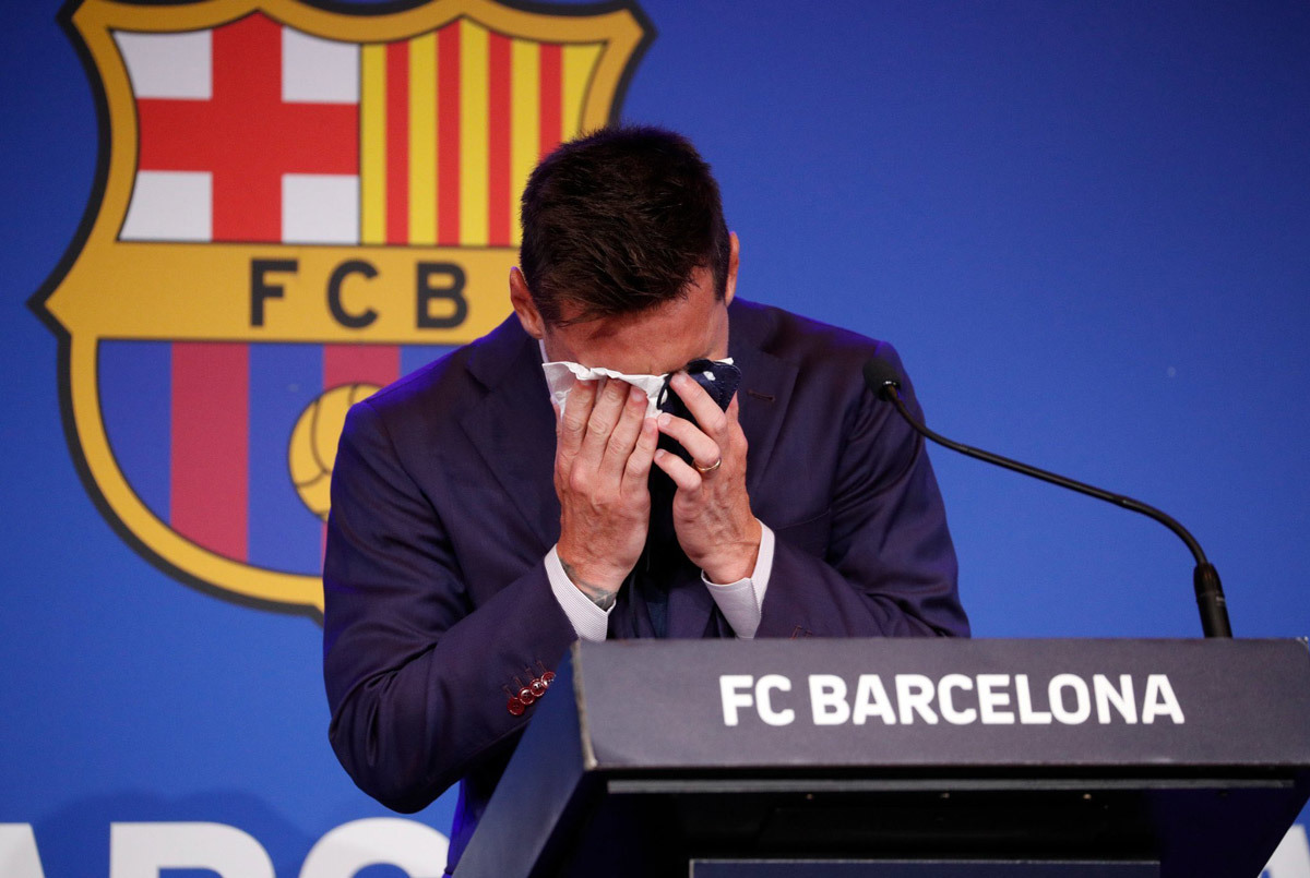 Messi khóc trong buổi họp báo