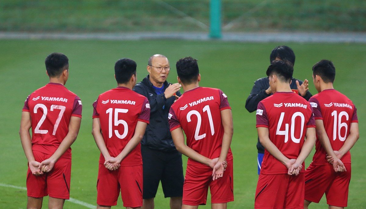 HLV Park Hang Seo theo dõi các cầu thủ trong buổi tập luyện đầu tiên